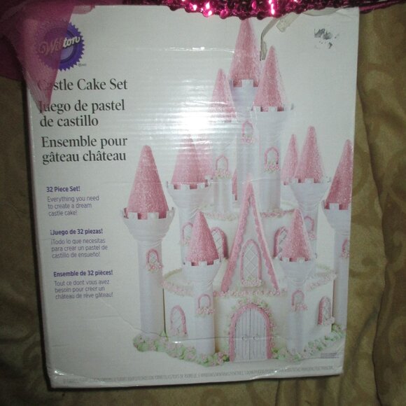 WILTON CASTLE CAKE TOPPER 32 PIECE SET BRAND NEW OPEN BOX & BONUS PRINCESS HAT - Picture 1 of 3